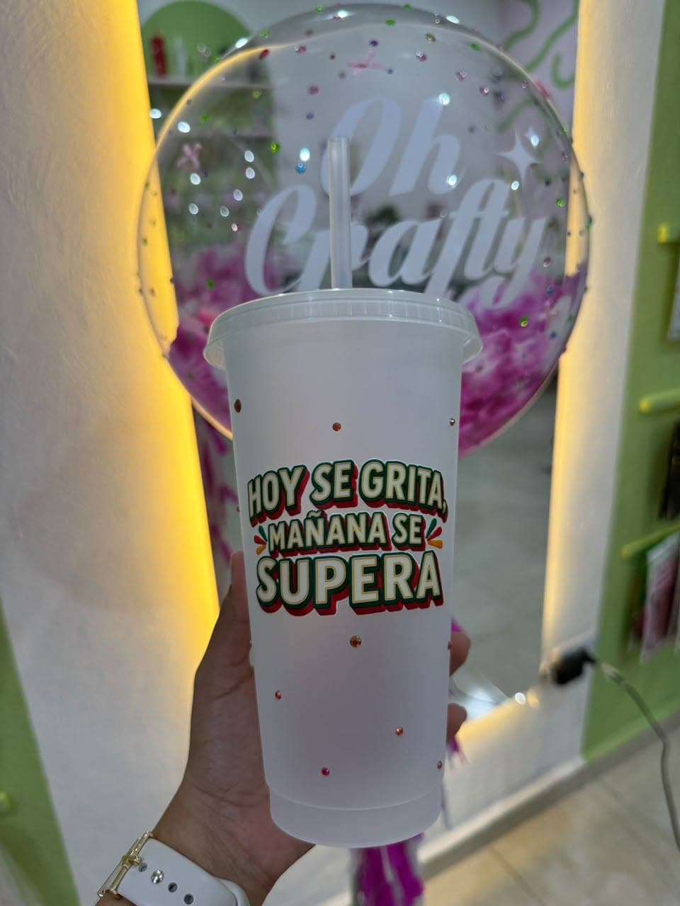 Vaso personalizado con la frase Hoy se grita, mañana se supera, trabajo real de Oh Crafty